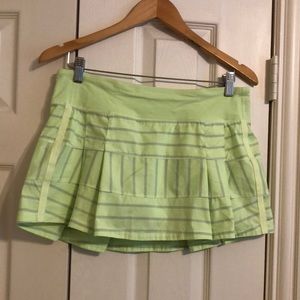 Good condition the color actually is neon green.